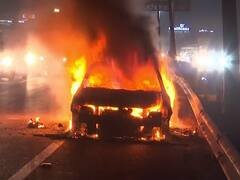 दिल्ली: रजोकरी बॉर्डर पर कार में लगी भीषण आग, जलकर पूरी तरह हुई खाक