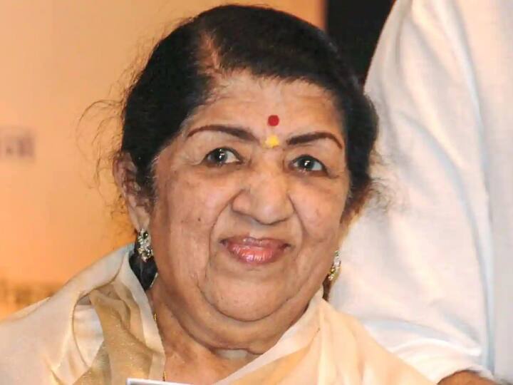 और पांचवें नंबर पर प्रसिद्ध दिवंगत गायिका लता मंगेशकर रही हैं, वहीं छठवें स्थान पर सिंगर लीजा हैं.