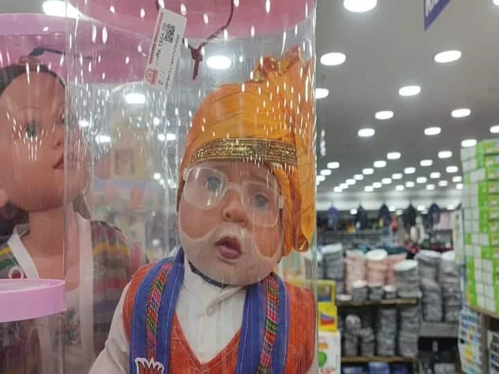 பிரதமர் மோடி சாயலில் மதுரையில் விற்பனைக்கு வைக்கப்பட்டுள்ள பொம்மை ரகம்