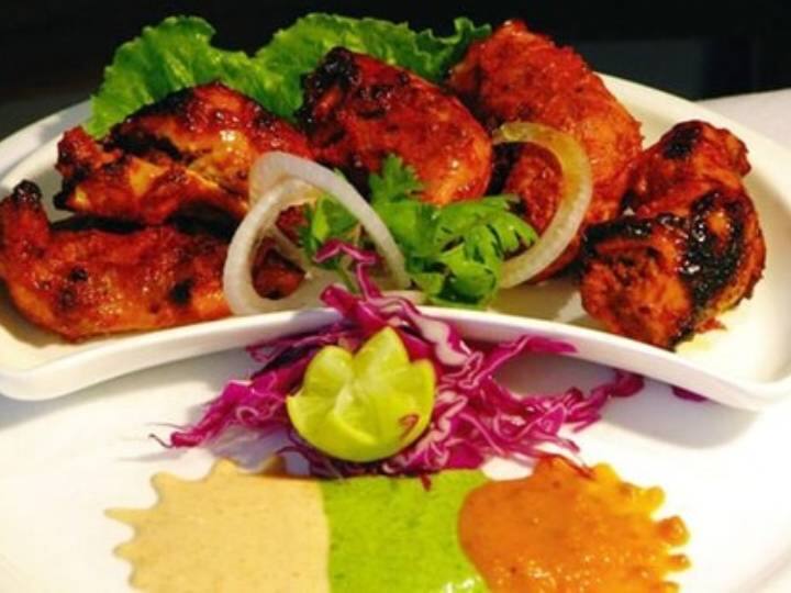 आपने हाउस पार्टी करने का प्लान किया है और आपको समझ में नहीं आ रहा कि क्या बनाना चाहिए तो हम आपके लिए लाए हैं कुछ आसान रेसिपी टिप्स. इस रेसिपी को आप अपने मेन्यू में शामिल कर सकते हैं. आज हम बताएंगे जाफरानी मुर्ग टिक्का रेसिपी जिसे खाने के बाद आपके मुंह में पानी आ जाएगा. यह एक तंदूरी रेसपी है जिसे आप आसानी से घर पर बना सकते हैं. इस रेसिपी में यूज करने वाले सामान आपके आसानी से घर पर मिल जाएंगे. सबसे पहले चिकन को मैरीनेट करना होगा. चिकन को मैरीनेट करने के बाद थोड़ी देर छोड़ दीजिए. जितनी देर मैरीनेट करेंगे चिकन का स्वाद उतना ही अच्छा होगा.