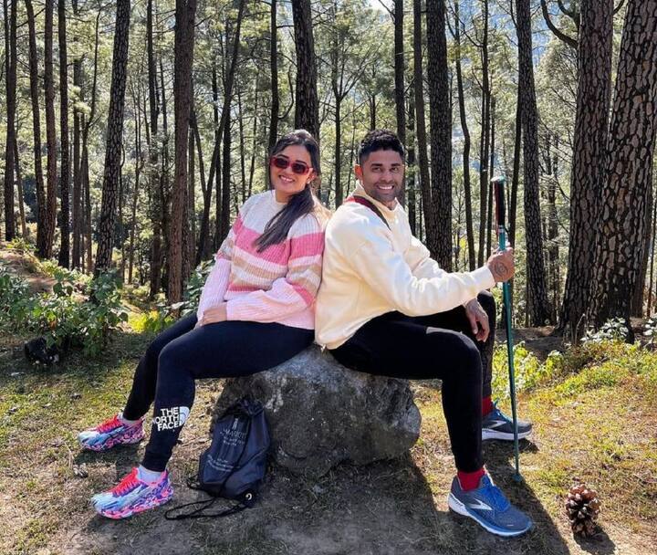 ਸੂਰਿਆਕੁਮਾਰ ਯਾਦਵ ਆਪਣੇ ਹਾਲੀਆ ਪ੍ਰਦਰਸ਼ਨ ਕਾਰਨ ਲਗਾਤਾਰ ਸੁਰਖੀਆਂ 'ਚ ਹਨ। ਸੂਰਜ ਲਈ ਸਾਲ 2022 ਬਹੁਤ ਵਧੀਆ ਰਿਹਾ। ਉਨ੍ਹਾਂ ਇੱਕ ਕੈਲੰਡਰ ਸਾਲ ਵਿੱਚ 31 ਟੀ-20 ਅੰਤਰਰਾਸ਼ਟਰੀ ਮੈਚਾਂ ਵਿੱਚ 187.43 ਦੀ ਸਟ੍ਰਾਈਕ ਰੇਟ ਅਤੇ 46.56 ਦੀ ਔਸਤ ਨਾਲ 1164 ਦੌੜਾਂ ਬਣਾਈਆਂ ਹਨ। ਇਸ ਦੌਰਾਨ ਸੂਰਿਆ ਨੇ 11 ਵਾਰ 50 ਪਲੱਸ ਦਾ ਸਕੋਰ ਬਣਾਇਆ। ਸਾਰਾ ਸਾਲ ਧਮਾਕੇਦਾਰ ਪ੍ਰਦਰਸ਼ਨ ਕਰਨ ਤੋਂ ਬਾਅਦ ਸੂਰਿਆਕੁਮਾਰ ਯਾਦਵ ਹੁਣ ਆਪਣੀ ਪਤਨੀ ਦੇਵੀਸ਼ਾ ਸ਼ੈੱਟੀ ਨਾਲ ਰਿਸ਼ੀਕੇਸ਼ 'ਚ ਛੁੱਟੀਆਂ ਦਾ ਆਨੰਦ ਮਾਣ ਰਹੇ ਹਨ। ਹਾਲਾਂਕਿ, ਬਹੁਤ ਜਲਦੀ ਹੀ ਪ੍ਰਸ਼ੰਸਕ ਸੂਰਿਆਕੁਮਾਰ ਯਾਦਵ ਨੂੰ ਇੱਕ ਵਾਰ ਫਿਰ ਐਕਸ਼ਨ ਵਿੱਚ ਦੇਖਣ ਦੇ ਯੋਗ ਹੋਣਗੇ।