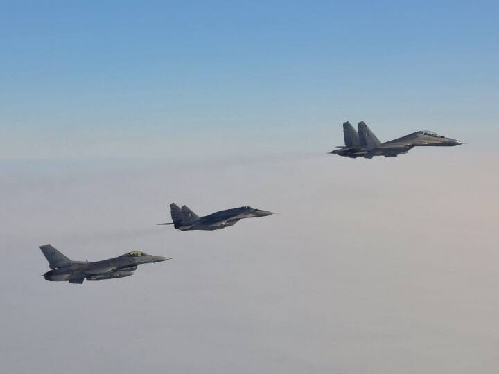 India China Clash: चीन से तनाव के बीच वायुसेना का युद्धाभ्यास, अरुणाचल में पहले दिन सुखोई फाइटर जेट ने भी भरी उड़ान