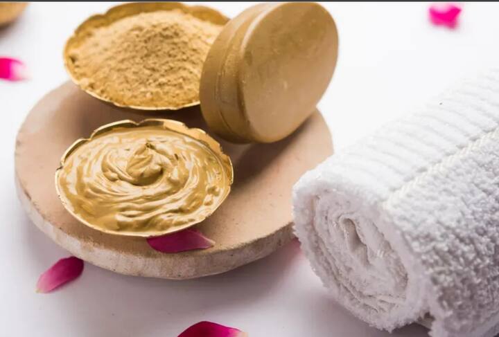 मुल्तानी मिट्टी और गुलाब जल का फेस बहुत ही सिंपल और फायदेमंद है. ये त्वचा को ठंडक पहुंचाता है. एक्ने प्रॉब्लम को भी दूर करता है. पीएच बैलेंस को संतुलित करने में मदद करता है.