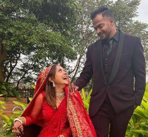 देवोलीनाचे नववधूच्या लूकमधील फोटो सध्या सोशल मीडियावर धुमाकूळ घालत आहेत.