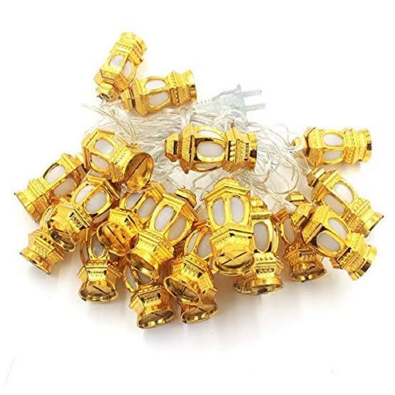 Miradh String Lights Lantern Multicolor : अमेजन पर इन लाइट्स की कीमत केवल 350 रुपये है. यह 11 फुट लंबी हैं. इसमें लालटेन के डिजाइन में 16 लाइट्स दी हुई हैं. एलईडी के साथ आने वाली ये लाइट्स घर को जगमग कर देती हैं.