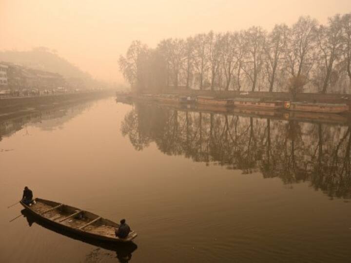 There is no respite in sight as Chillai-e-Kalan -- the 40-day long coldest part of the winter season -- is all set to start from December 21 amid forecast of dry weather. (Source: AFP)