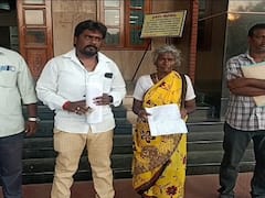 லஞ்சம் கேட்ட அதிகாரி - நடவடிக்கை எடுக்க கோரி சேலம் ஆட்சியரிடம் மூதாட்டி மனு