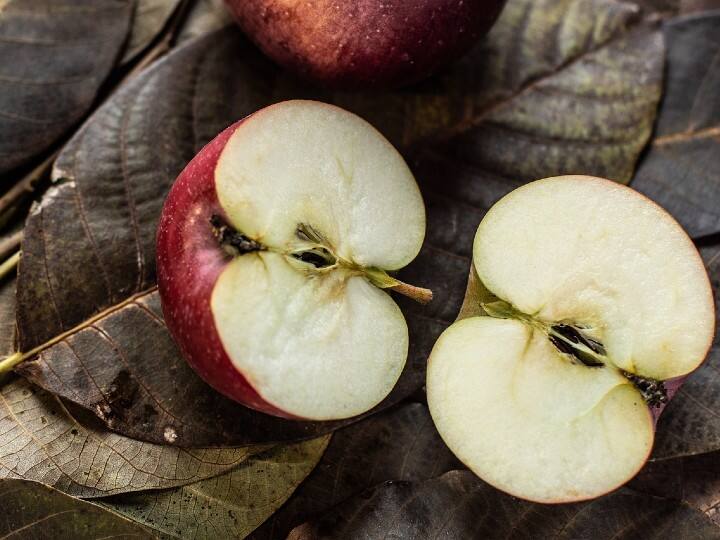 Know Are Apple Seeds are poisonous Know Why people advised for not to eat them check here all details क्या सही में सेब के बीज होता है जहर, तो फिर इसे खाने से कोई मर सकता है? ये रहा जवाब