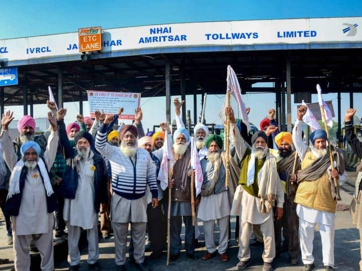 Protest Against Bhagwant Mann: पंजाब में अपनी मांगों को लेकर किसानों ने 10 जिलों में टोल प्लाजा पर प्रदर्शन का ऐलान किया है. साथ ही धरने के दौरान लोगों के लिए टोल प्लाजा को फ्री करने के लिए भी कहा.