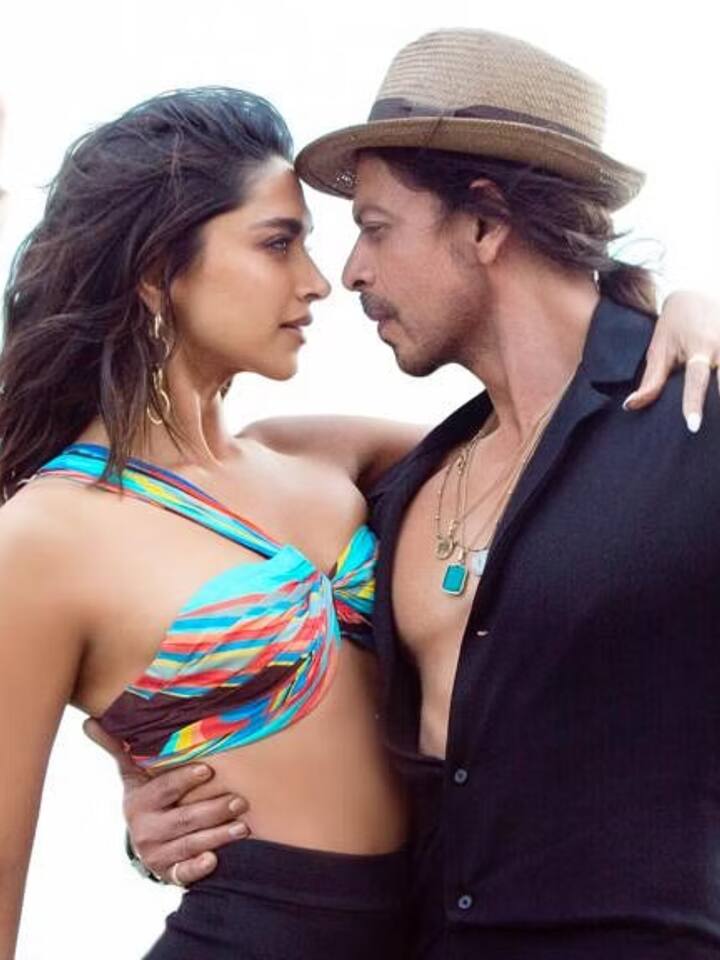 ऐसे में 'पठान' के गाने को लेकर कुछ लोगों का कहना है कि दीपिका के कपड़ों का रंग भगवा है जो कि हिंदू भावनाओं को आहत करने जैसा है. इसे बैन करने की मांग उठ रही है.