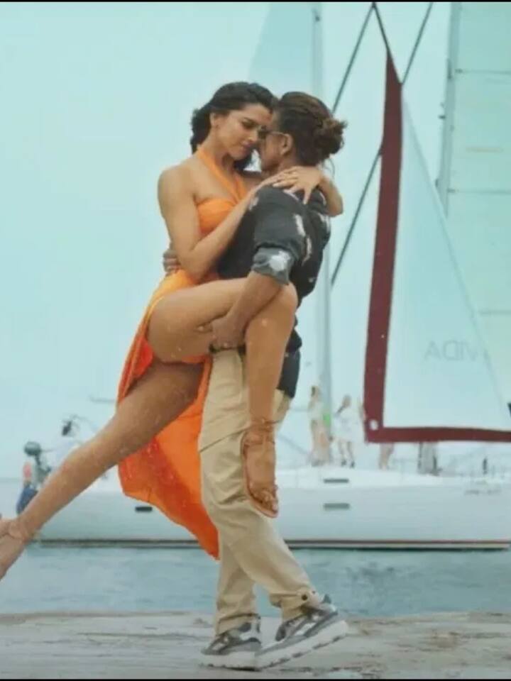 शाहरुख खान की आगामी फिल्म 'पठान' के गाने 'बेशरम रंग' को लेकर इंटरनेट पर बायकॉट ट्रेंड शुरू हो गया है. गाने में एक्टर के साथ दीपिका पादुकोण की सिजलिंग केमिस्ट्री दिखाई गई है. वहीं गाने के हर सीन में एक्ट्रेस बिकिनी अवतार में दिखी हैं.