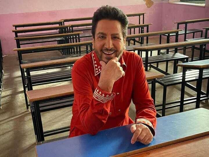 ਗੁਰਦਾਸ ਮਾਨ ਨੇ ਇਸ ਸਾਲ ਆਪਣਾ ਗਾਣਾ ‘ਗੱਲ ਸੁਣੋ ਪੰਜਾਬੀ ਦੋਸਤੋ’ ਰਿਲੀਜ਼ ਕਰਨ ਦਾ ਐਲਾਨ ਕੀਤਾ। ਇਸ ਤੋਂ ਬਾਅਦ ਗੁਰਦਾਸ ਮਾਨ ਕਾਫੀ ਵਿਵਾਦਾਂ ‘ਚ ਆ ਗਏ। ਇਹੀ ਨਹੀਂ ਗਾਇਕ ਨੂੰ ਸੋਸ਼ਲ ਮੀਡੀਆ ‘ਤੇ ਕਾਫੀ ਨਫਰਤ ਝੱਲਣੀ ਪਈ। ਇਹ ਇਸ ਕਰਕੇ ਹੋਇਆ ਕਿਉਂਕਿ 2019 ‘ਚ ਗੁਰਦਾਸ ਮਾਨ ਨੇ ਇੱਕ ਵਿਵਾਦਤ ਬਿਆਨ ਦਿੱਤਾ ਸੀ। ਇਹ ਮਾਮਲਾ ਸਾਲ 2019 ਦਾ ਹੈ ਜਦੋਂ ਮਾਨ ਆਪਣੇ ਪੰਜਾਬੀ ਤੇ ਹਿੰਦੀ ਭਾਸ਼ਾ `ਤੇ ਬਿਆਨ ਨੂੰ ਲੈਕੇ ਵਿਵਾਦਾਂ `ਚ ਘਿਰ ਗਏ ਸੀ। ਉਨ੍ਹਾਂ ਨੇ ਆਪਣੀ ਪ੍ਰੈਸ ਕਾਨਫ਼ਰੰਸ ਦੌਰਾਨ ਕਿਹਾ ਸੀ ਕਿ ਦੇਸ਼ `ਚ ਇੱਕ ਭਾਸ਼ਾ ਹੀ ਹੋਣੀ ਚਾਹੀਦੀ ਹੈ। ਭਾਵ ਜਿਵੇਂ ਕਿ ਕੋਈ ਉੱਤਰ ਭਾਰਤ ਦੱਖਣੀ ਭਾਰਤ ਜਾ ਰਿਹਾ ਹੈ ਤਾਂ ਇੱਕ ਭਾਸ਼ਾ ਹੋਣ ਨਾਲ ਉਸ ਨੂੰ ਅਸਾਨੀ ਹੋਵੇਗੀ। ਉਨ੍ਹਾਂ ਨੇ ਪੰਜਾਬੀ ਨੂੰ ਮਾਂ ਬੋਲੀ ਤੇ ਹਿੰਦੀ ਨੂੰ ਮਾਸੀ ਕਿਹਾ ਸੀ। ਜਿਸ ਤੋਂ ਬਾਅਦ ਮਾਨ ਦਾ ਸੋਸ਼ਲ ਮੀਡੀਆ `ਤੇ ਜ਼ਬਰਦਸਤ ਵਿਰੋਧ ਹੋਇਆ ਸੀ।