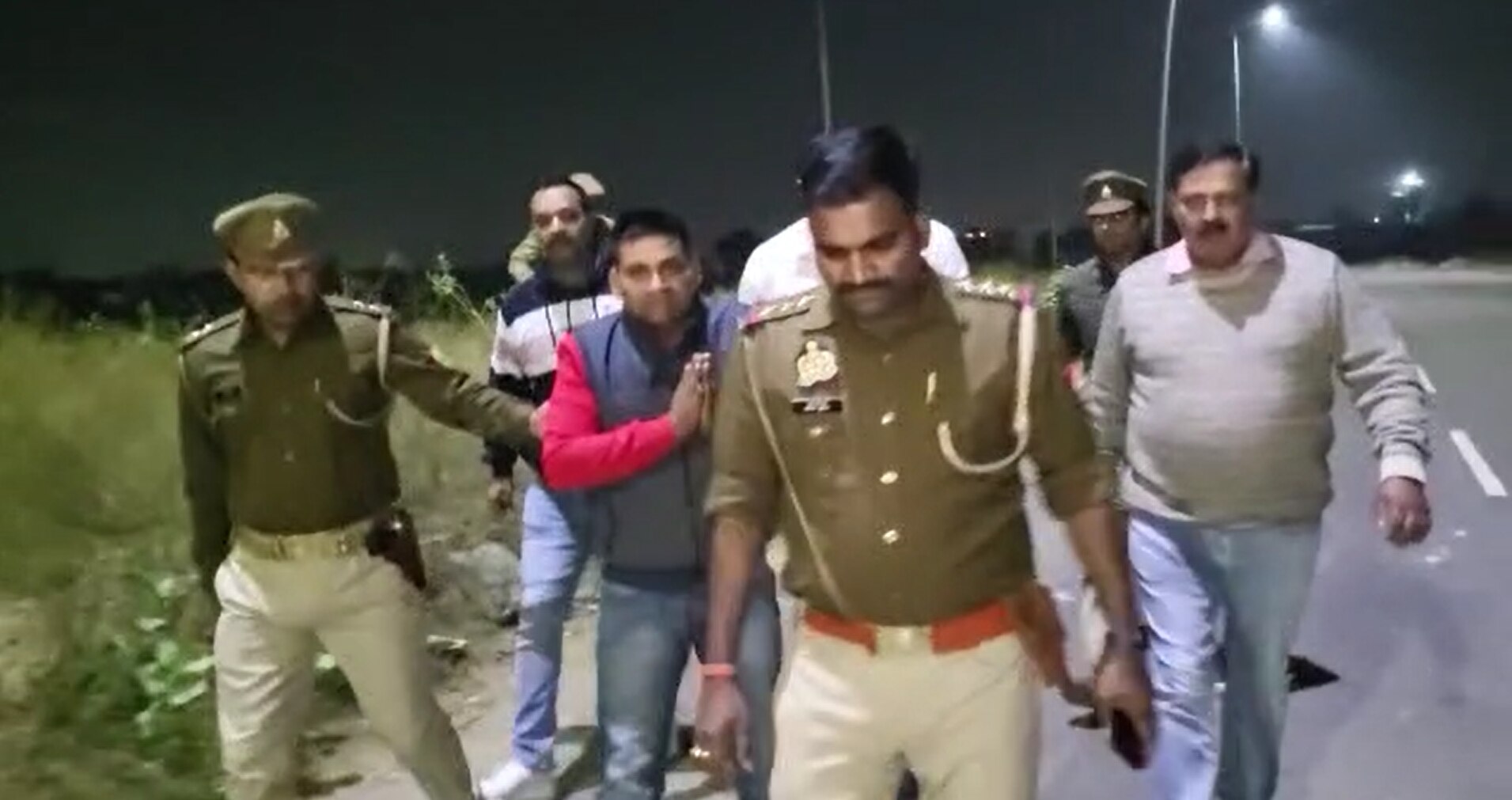 Greater Noida: एक करोड़ की चोरी करने वाले बदमाशों ने पुलिस पर चलाई गोली, एनकाउंटर में 4 गिरफ्तार