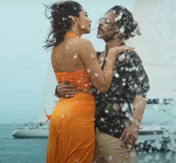 'बेशर्म रंग' सॉन्ग के आखिर में दीपिका पादुकोण भगवा रंग की बिकिनी पहने शाहरुख खान संग रोमांस करती दिख रही हैं. अब लोगों ने इस सीन को हटाने की मांग की है और काफी कंट्रोवर्सी हो रही है.