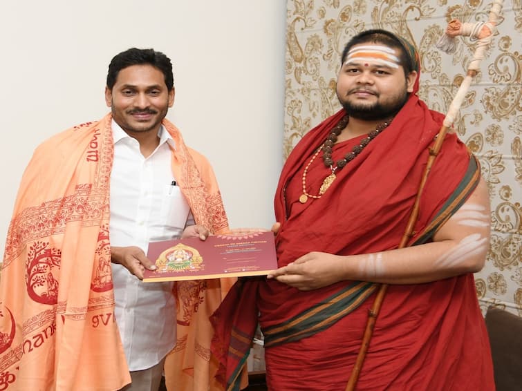 Swatmanandendra Saraswati Swamy Invited the CM Jagan For The Rajashyamala Yagam. RajaShyamala Yagam: రాజశ్యామల యాగానికి సీఎం జగన్‌ను ఆహ్వానించిన విశాఖ శారదా పీఠం