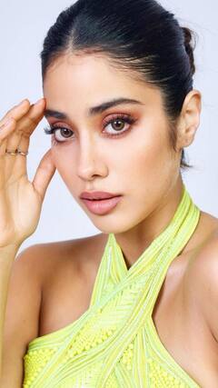 Janhvi Kapoor: முத்துக்கள் பதிந்த அணிகலன்கள், தலையில் முக்காடுடன் அழகாக போஸ் கொடுக்கும் ஜான்வி கபூர்!