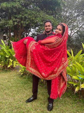 देवोलीनाने लाल रंगाचे कपडे परिधान केले आहेत. तर, शाहनवाजने काळ्या रंगाचा सूट परिधान केला आहे.