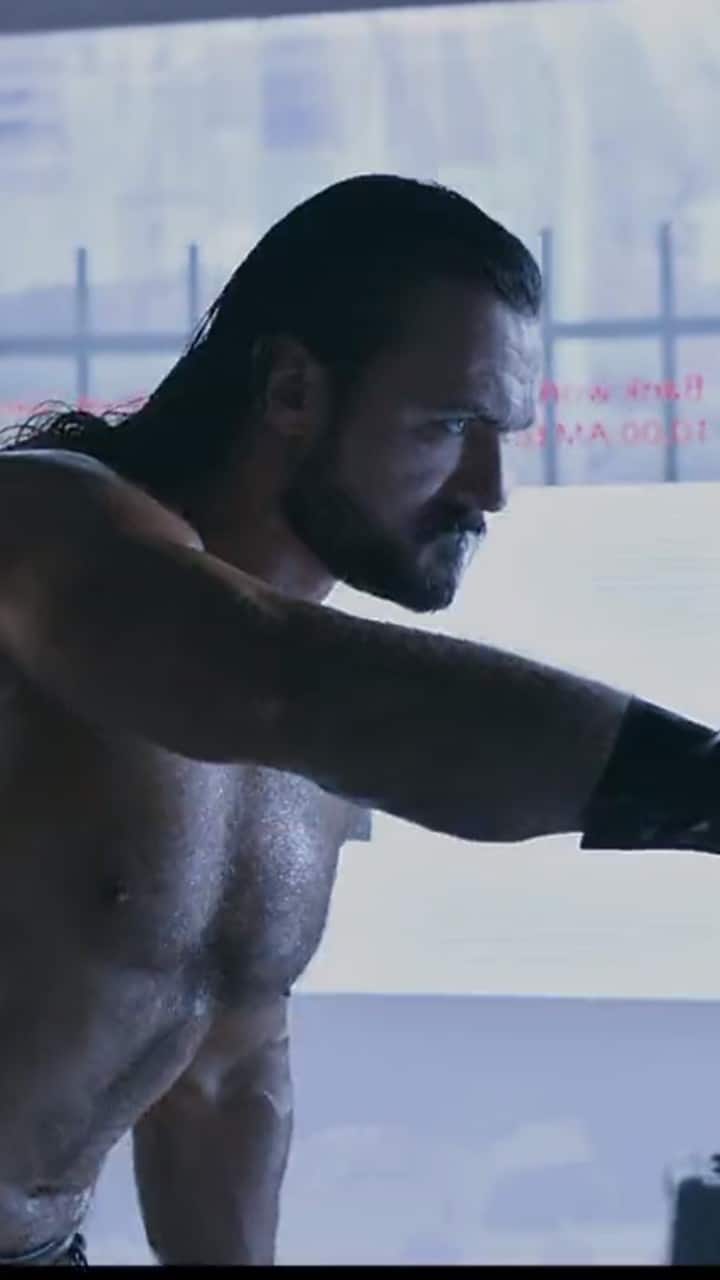 பிரபலமான மல்யுத்த பொழுதுபோக்கு நிகழ்ச்சியான WWE-ல் விளம்பரத்தில் நடித்துள்ளார்