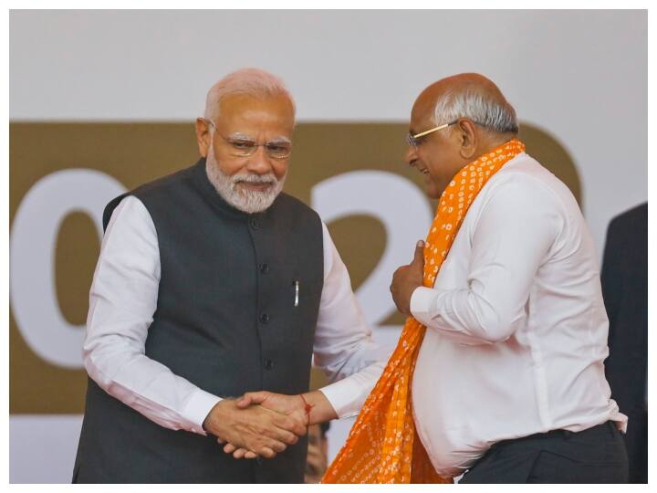 Gujarat BJP Eyes on General Election 2024 after historic win in Assembly Election smallest cabinet after 2002 can expand in next year गुजरात में 2002 के बाद कैबिनेट में सबसे कम मंत्री, 2024 में फिर क्लीन स्वीप के समीकरण साधने में जुटी BJP