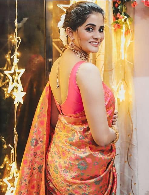 भाग्यश्री ही वेगवेगळ्या लूकमधील फोटो सोशल मीडियावर शेअर करते