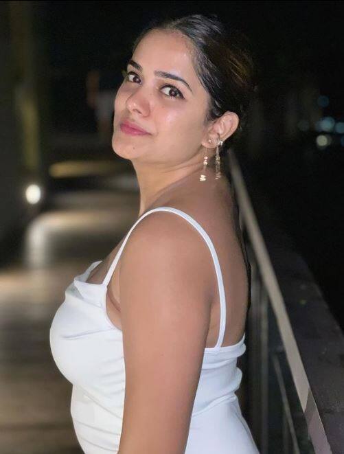 सोशल मीडियावर तिचे लाखो फॉलोअर्स आहेत.