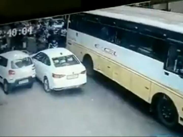 Mumbai Bus crushed an elderly man crossing the road then what happened video viral pawai mumbai police bmc Mumbai: सड़क पार कर रहे एक बुजुर्ग को बस ने रौंदा, फिर जो हुआ... वीडियो वायरल
