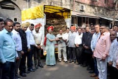 Kolhapur Municipal Corporation : कोल्हापूर महानगरपालिकेचा सुवर्णमहोत्सव; वीरमाता, वीरपिता, वीरपत्नी यांचा सत्कार