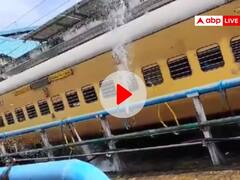 Watch Viral Video: रेलवे ट्रैक पर दिखा 'पानी का फव्वारा', मजेदार वीडियो देख लोग बोले- वेलकम टू इंडिया