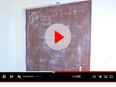 अंबिकापुर: स्वामी आत्मानंद इंग्लिश मीडियम स्कूल में ब्लैक बोर्ड तक नहीं, दरवाजे पर लिखकर चल रही क्लास