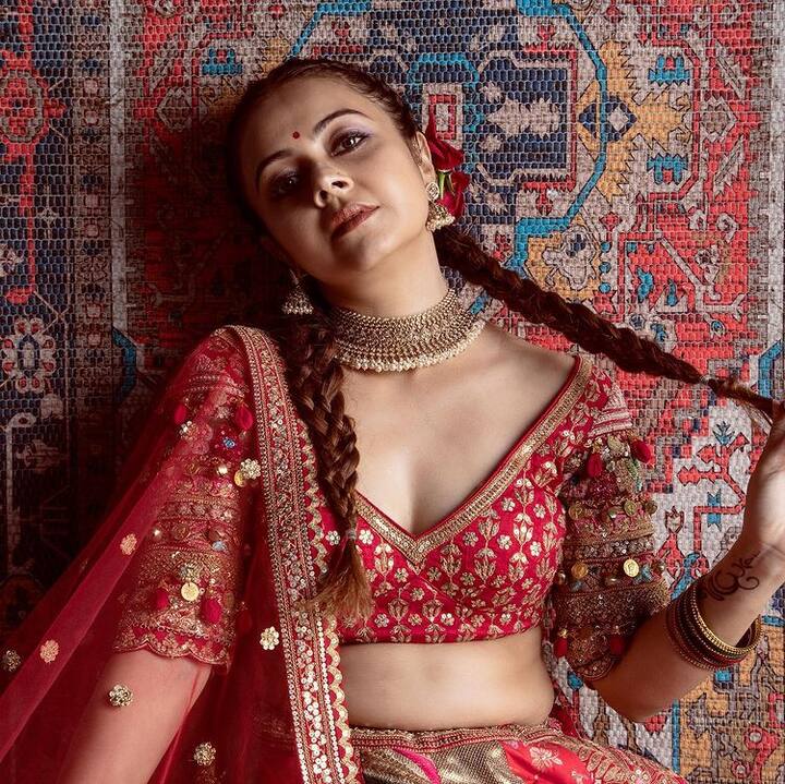 દેવોલિના એક ટ્રેન્ડ ભરતનાટ્યમ ડાન્સર છે.