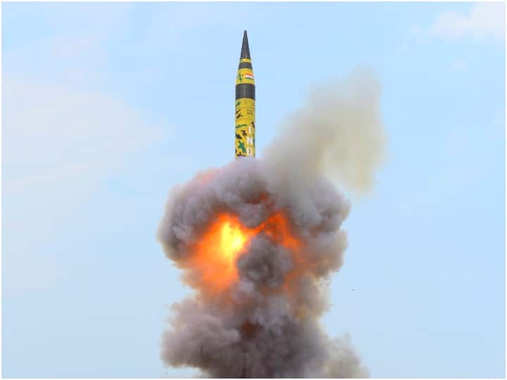 India successfully carried out the night trials of the Agni-5 nuclear-capable ballistic missile Agni 5 Missile Test: भारत ने अग्नि-5 परमाणु बैलिस्टिक मिसाइल का किया नाइट ट्रायल, 5 हजार किलोमीटर है मारक क्षमता