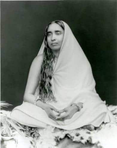 নলিনীদিদির ঘরে তিনি ধীরে ধীরে যন্ত্রচালিতবৎ প্রবেশ করে করুণাদৃষ্টিতে সব দ্রব্য দেখলেন। এটা-ওটা একটু-আধটু খাইয়া এক ভক্তের মুখের দিকে তাকাইয়া কাতর স্বরে বলিলেন, ছেলেরা আগে না খাইলে তা গলা দিয়ে নিচে নামে না, যায় না। তাড়াতাড়ি তোমাদের খাওয়ার ব্যবস্থা করো।