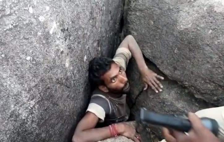 Viral News  Man trapped in cave in Telangana’s Kamareddy rescued after 45 hours Man Stuck in Jungle :  জঙ্গলে বিপত্তি, বোল্ডারের মাঝে প্রায় দু-দিন আটকে ব্যক্তি, শেষমেশ উদ্ধার, বাঁচল প্রাণ