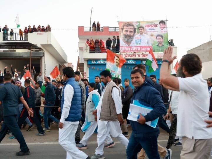 कांग्रेस नेता राहुल गांधी को देखने और उनका स्वागत करने के लिए लोग भारत जोड़ो यात्रा के रास्ते के किनारे बने घरों पर चढ़ कर उन्हें निहार रहे हैं. उनका स्वागत कर रहे हैं.