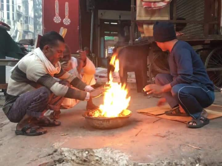 UP Weather Update News Today 15 December 2022 IMD Lucknow Noida Ghaziabad Prayagraj Kanpur Varanasi Gorakhpur UP Weather Update: यूपी में सर्द हवाओं ने गिराया तापमान, दो दिनों तक छाए रहेंगे बादल, जानिए- आपके जिले में मौसम का हाल