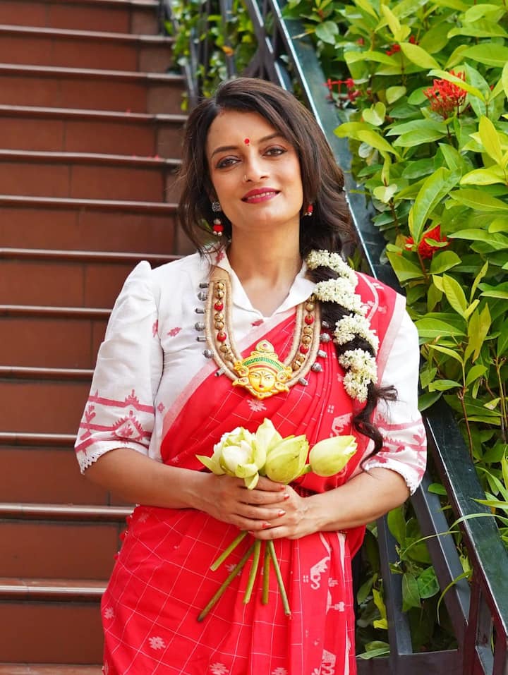 এছাড়াও দেখা যাবে, ' জিৎ সুন্দর চক্রবর্তী (Jeet Sundor Chakraborty), উষসী চক্রবর্তী (Ushashie Chakraborty), লোকনাথ দে (Loknath Dey)-কে।