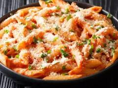 Pink Sauce Pasta: अगर आप हार्डकोर पास्ता लवर हैं तो इस रेसिपी को जरूर करें ट्राई