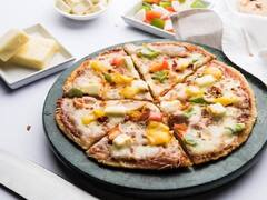 Sooji Pizza Recipe: मैदा से बने Pizza खाने का मन नहीं है तो घर पर बनाएं सूजी का बना पिज्जा