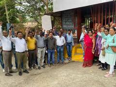 एमपीः बुरहानपुर के सभी संविदा स्वास्थ्यकर्मियों ने भगवान शिव और हनुमान को सौंपा ज्ञापन, हड़ताल की बताई वजह