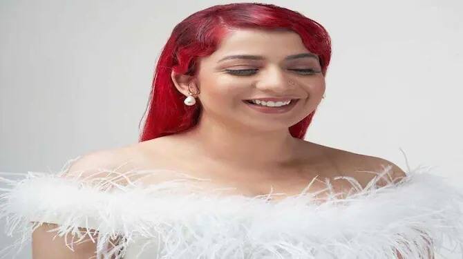 ਜੈਸਮੀਨ ਸੈਂਡਲਾਸ ਹਾਲ ਹੀ ‘ਚ ਪੰਜਾਬ ਆਈ ਹੋਈ ਸੀ। ਇਸ ਦੌਰਾਨ ਗਾਇਕਾ ਵਿਵਾਦਾਂ ‘ਚ ਘਿਰੀ ਰਹੀ। ਜੈਸਮੀਨ ਨੇ ਪੰਜਾਬ ਆ ਕੇ ਆਪਣਾ ਗਾਣਾ ‘ਜੀ ਜਿਹਾ ਕਰਦਾ’ ਰਿਲੀਜ਼ ਕੀਤਾ ਸੀ। ਇਸ ਵਿੱਚ ਗਾਇਕਾ ਦੀ ਕਾਫੀ ਬੋਲਡ ਲੁੱਕ ਦੇਖਣ ਨੂੰ ਮਿਲੀ ਸੀ। ਇਸ ਤੋਂ ਬਾਅਦ ਹੀ ਉਹ ਨਫਰਤ ਕਰਨ ਵਾਲਿਆਂ ਦੇ ਨਿਸ਼ਾਨੇ ‘ਤੇ ਆ ਗਈ ਸੀ। ਉਸ ਨੂੰ ਸੋਸ਼ਲ ਮੀਡੀਆ ‘ਤੇ ਬੁਰੀ ਟਰੋਲ ਕੀਤਾ ਗਿਆ ਸੀ।