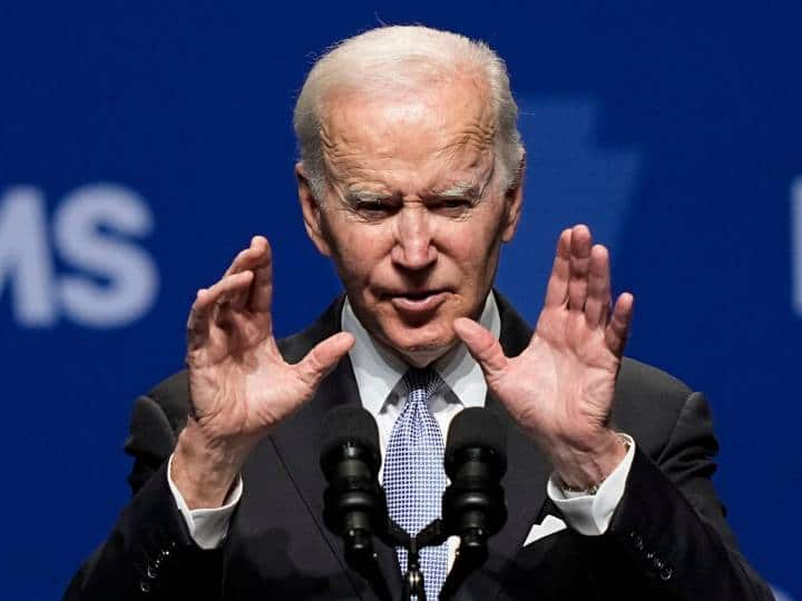 US Capital Attack Two Years Completed Joe Biden Gives awards to policeman who stopped Donald trump supporters US Capital Attack: यूएस कैपिटल हिंसा के दो साल पूरे, बाइडेन ने कहा- अमेरिका कानूनों की भूमि है, अराजकता की नहीं