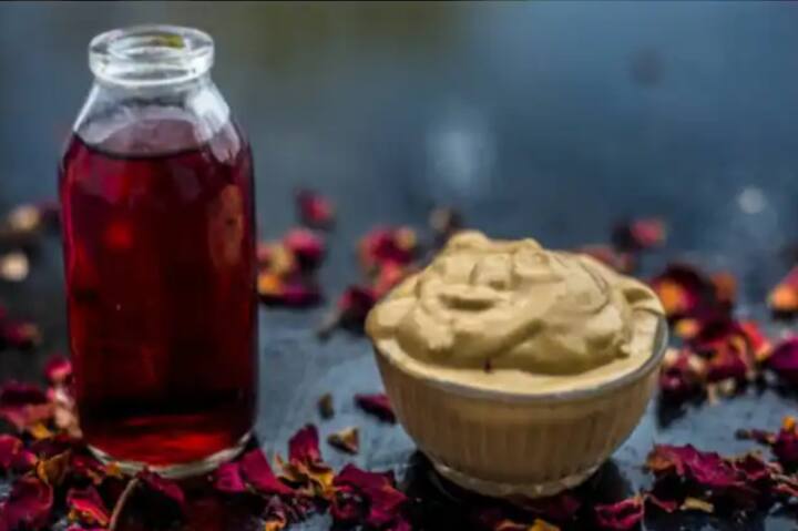जिन लोगों को टैनिंग और ब्लैक स्पॉट की समस्या है,उनके लिए शहद और मुल्तानी मिट्टी का फेस पैक सबसे बेस्ट है. इससे त्वचा की खोई हुई चमक वापस आ सकती है. ये स्किन टाइटनिंग का भी काम करता है.