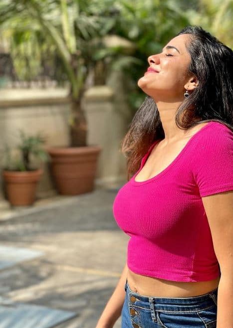 तिनं आपल्या कमरेवर काढलेल्या टॅटूची जोरदार चर्चा आहे. तिनं कमरेवर महामृत्यूंजय मंत्राचा टॅटू काढला आहे.