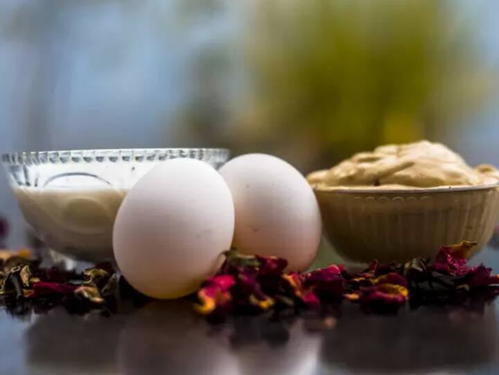 अंडा और मुल्तानी मिट्टी का फेस पैक भी फायदेमंद है. अंडे का सफेद भाग स्किन के लिए फायदेमंद होता है, जिन लोगों को फाइन लाइंस और एजिंग के लक्षण है उन्हें यह फेस मास्क लगाने चाहिए.