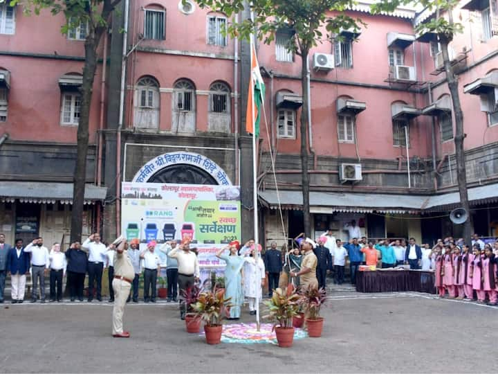 कोल्हापूर महापालिकेच्या 50 व्या वर्धापन दिनानिमित्त शहीद झालेल्या जवानांच्या वीरमाता/वीरपिता/वीरपत्नी यांचा मनपाच्या कर्मवीर विठ्ठल रामजी शिंदे चौकात सत्कार करण्यात आला.