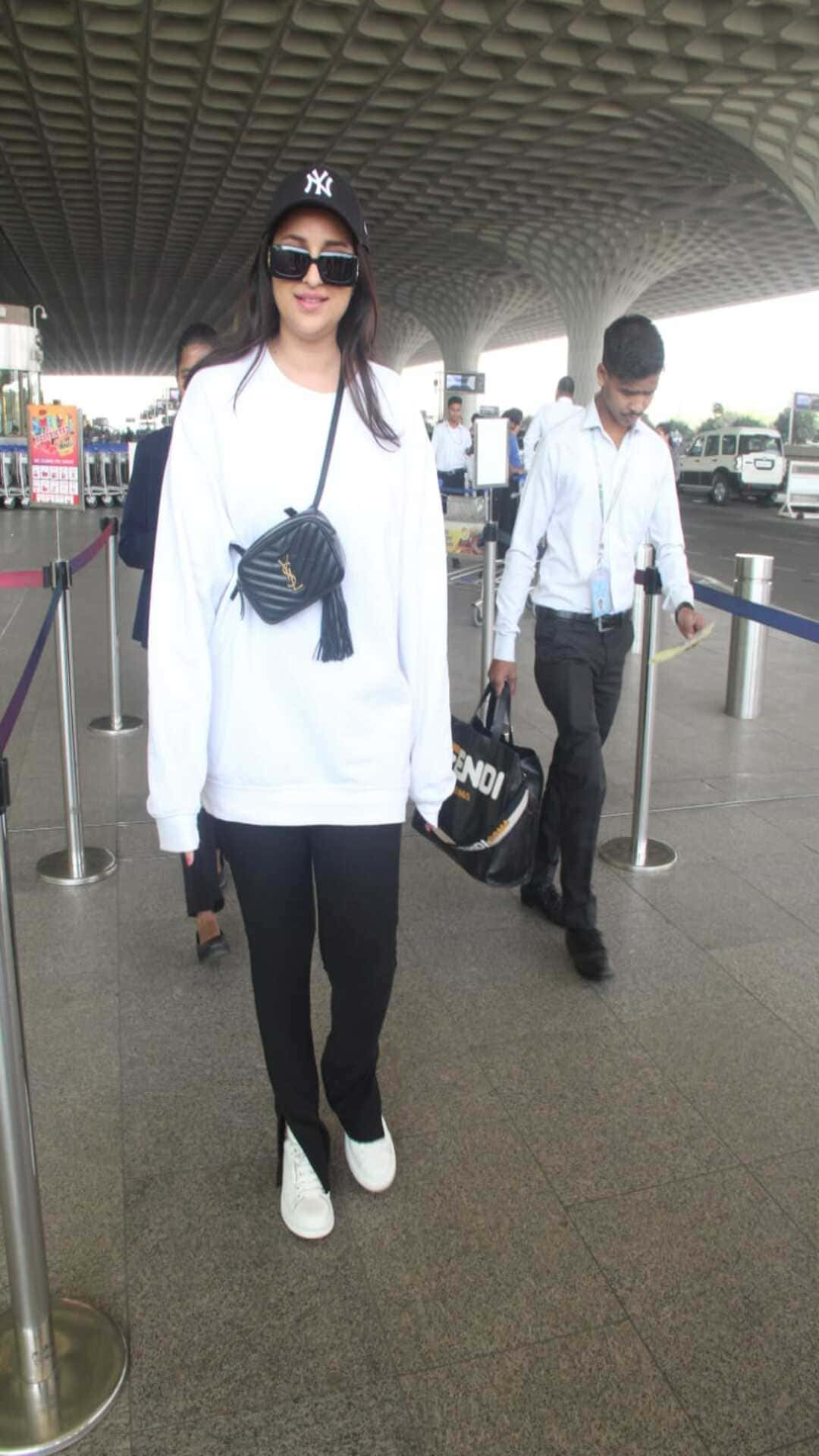 With a sweatsuit worn with a Louis Vuitton tote bag, Parineeti Chopra  nailed the airport look