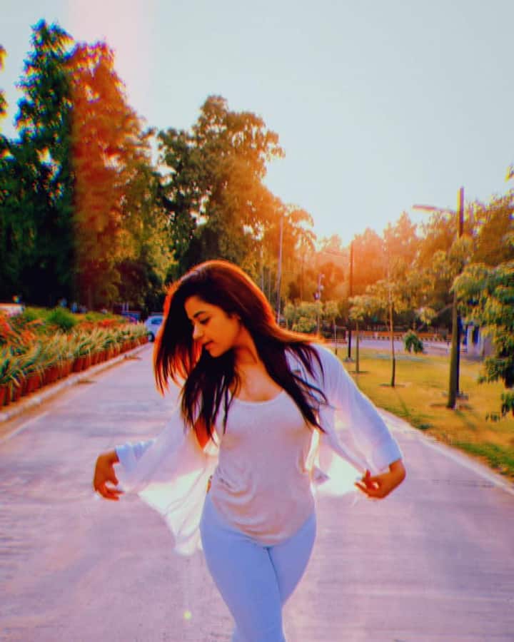 रीवा किशन दर्शकों के साथ जुड़े रहने के लिए अपनी खूबसूरत तस्वीरें शेयर कर उनसे अपनी डेली लाइफ अपडेट करती रहती हैं.