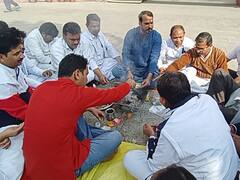 एमपीः एमवाय अस्पताल में नर्सिंग स्टाफ ने किया 'सद्बुद्धि यज्ञ', अपनी मांगों के लिए सरकार को जगाया