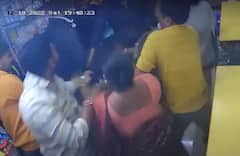 Pune Crime : 'मांजर झोपलं आता तुला झोपवतो' म्हणत डॉक्टरला मारहाण, चार जणांविरोधात गुन्हा, डॉक्टरचा पाय फ्रॅक्चर