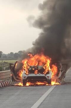 PHOTO: समृद्धी महामार्गावर कारला भीषण आग, पाहा फोटो